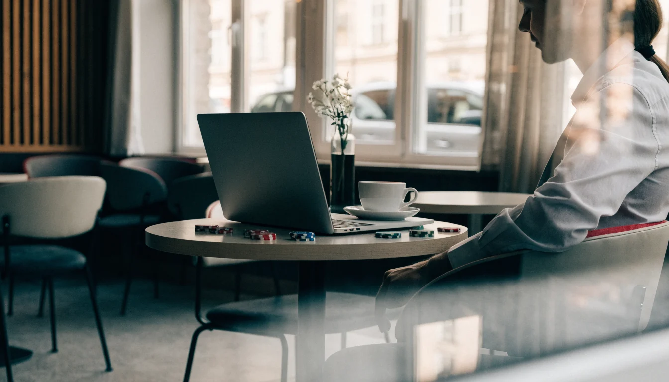 Modernes Wiener Café mit Laptop und Casino‑Accessoires